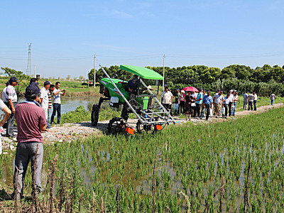 2016金壇區(qū)自走式噴霧機(jī)技術(shù)培訓(xùn)現(xiàn)場(chǎng)演示會(huì)取得圓滿成功