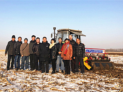 洛阳鑫乐在辽宁雪地演示玉米免耕施肥播种