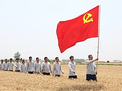 黨旗閃耀麥浪間——山東重工護(hù)航大國糧安的“厚重”實(shí)踐