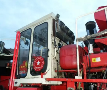 福田雷沃4YZ-3玉米自走聯(lián)合收割機