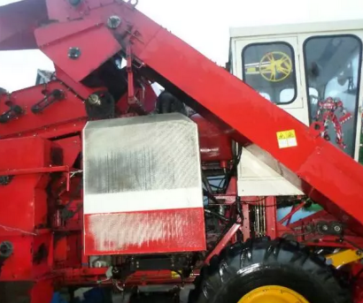 福田雷沃4YZ-3玉米自走聯(lián)合收割機