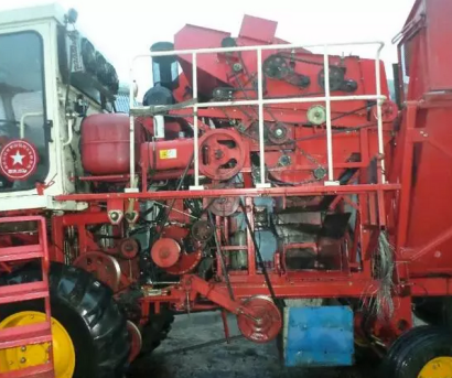 福田雷沃4YZ-3玉米自走聯(lián)合收割機