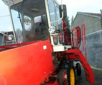 福田雷沃4YZ-3玉米自走聯(lián)合收割機