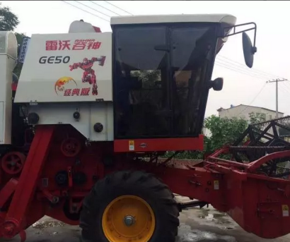 雷沃谷神GE50小麥聯(lián)合收割機(jī)