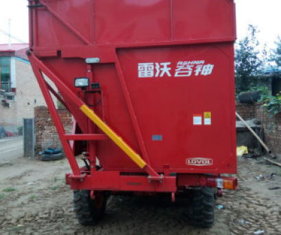 雷沃邊減四行玉米收割機原車剝皮