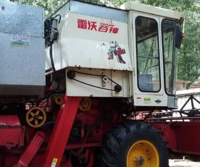 雷沃聯(lián)合收割機(jī)
