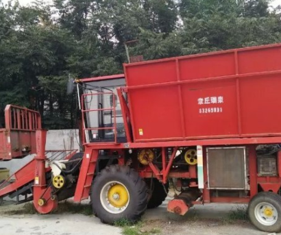 隆硕自走式穗茎兼收三行玉米收割机