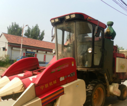 寧聯(lián)自走式三行玉米收割機