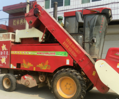 寧聯(lián)自走式三行玉米收割機