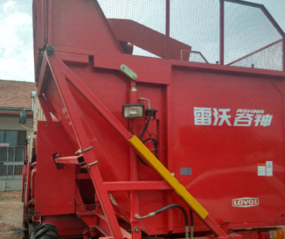 雷沃谷神四行玉米收割機