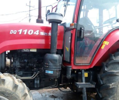 東汽1104拖拉機帶新疆牧神青儲機