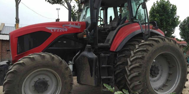 低价出售2015年东方红LF2204拖拉机