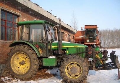 出售2012年约翰迪尔1204轮式拖拉机，带农具