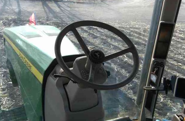 出售2012年约翰迪尔1204轮式拖拉机，带农具
