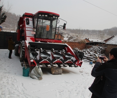 新疆牧神4yz-4玉米收割机