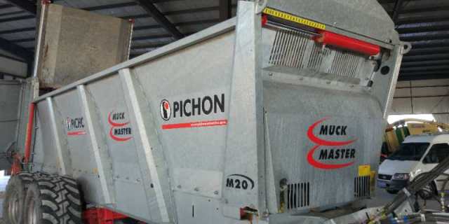 法国pichon M20固体有机肥撒播车
