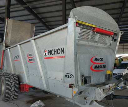 法国pichon M20固体有机肥撒播车