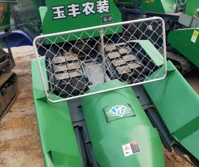 山东玉丰农装4YZP-2X履带式玉米收割机