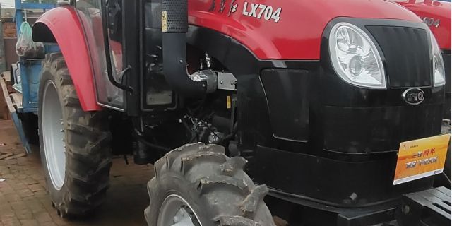 东方红LX704轮式拖拉机