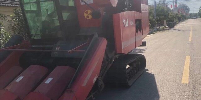 征途山地王履带式玉米收割机