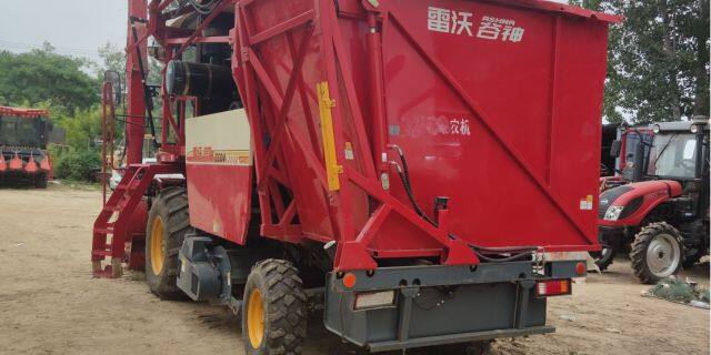 雷沃谷神4YZQP-4型玉米茎穗兼收收割机