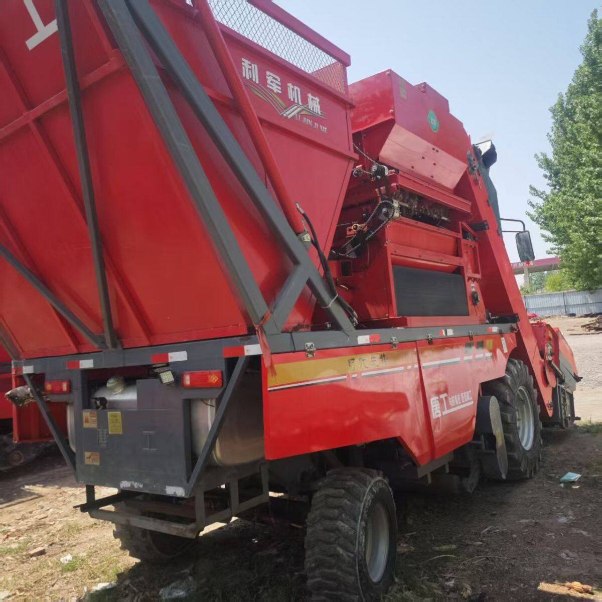 唐工利军4YZJ-4A型自走式玉米茎穗兼收收割机