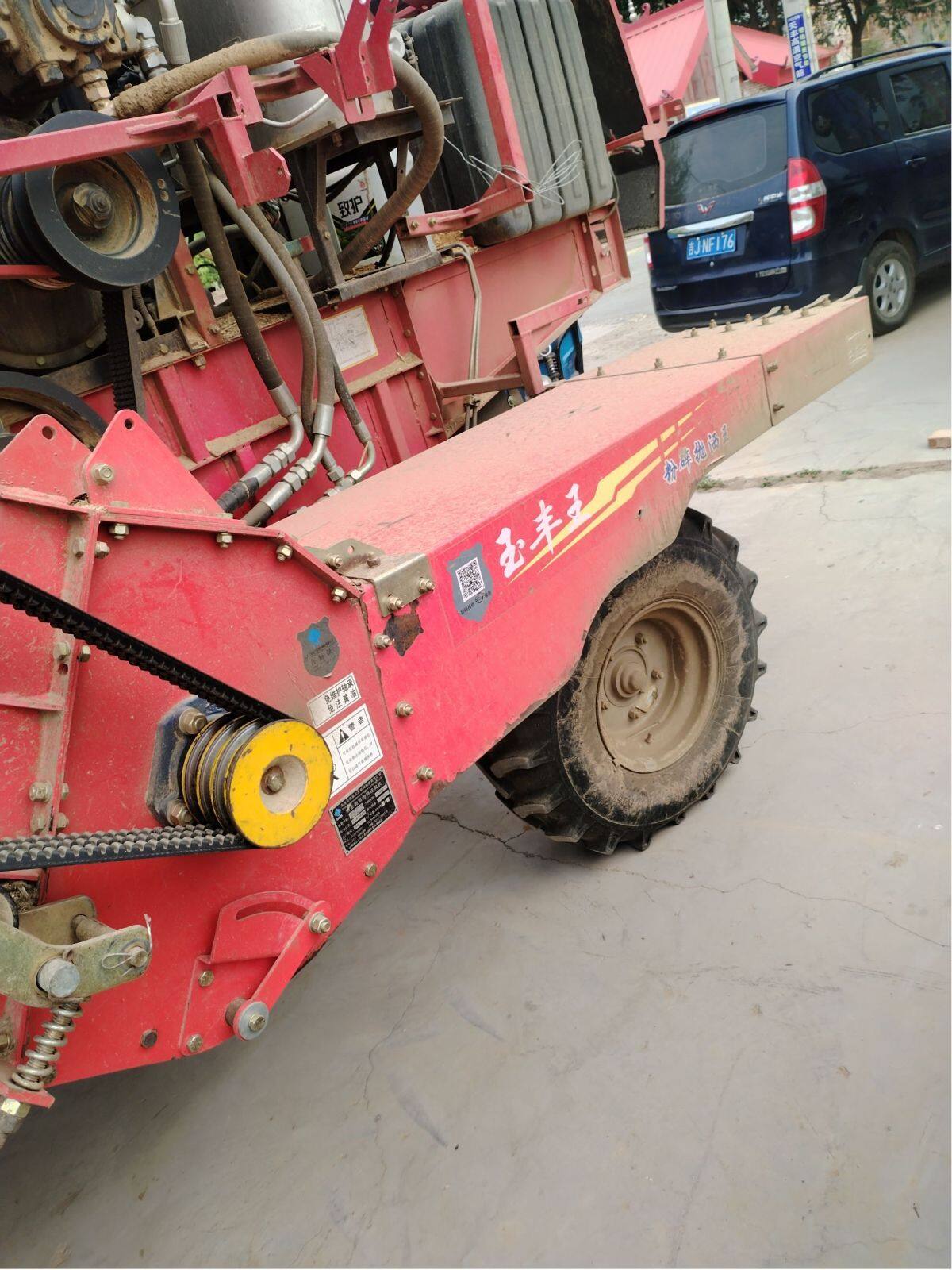 东方红4LZ-9B1自走轮式谷物联合收割机