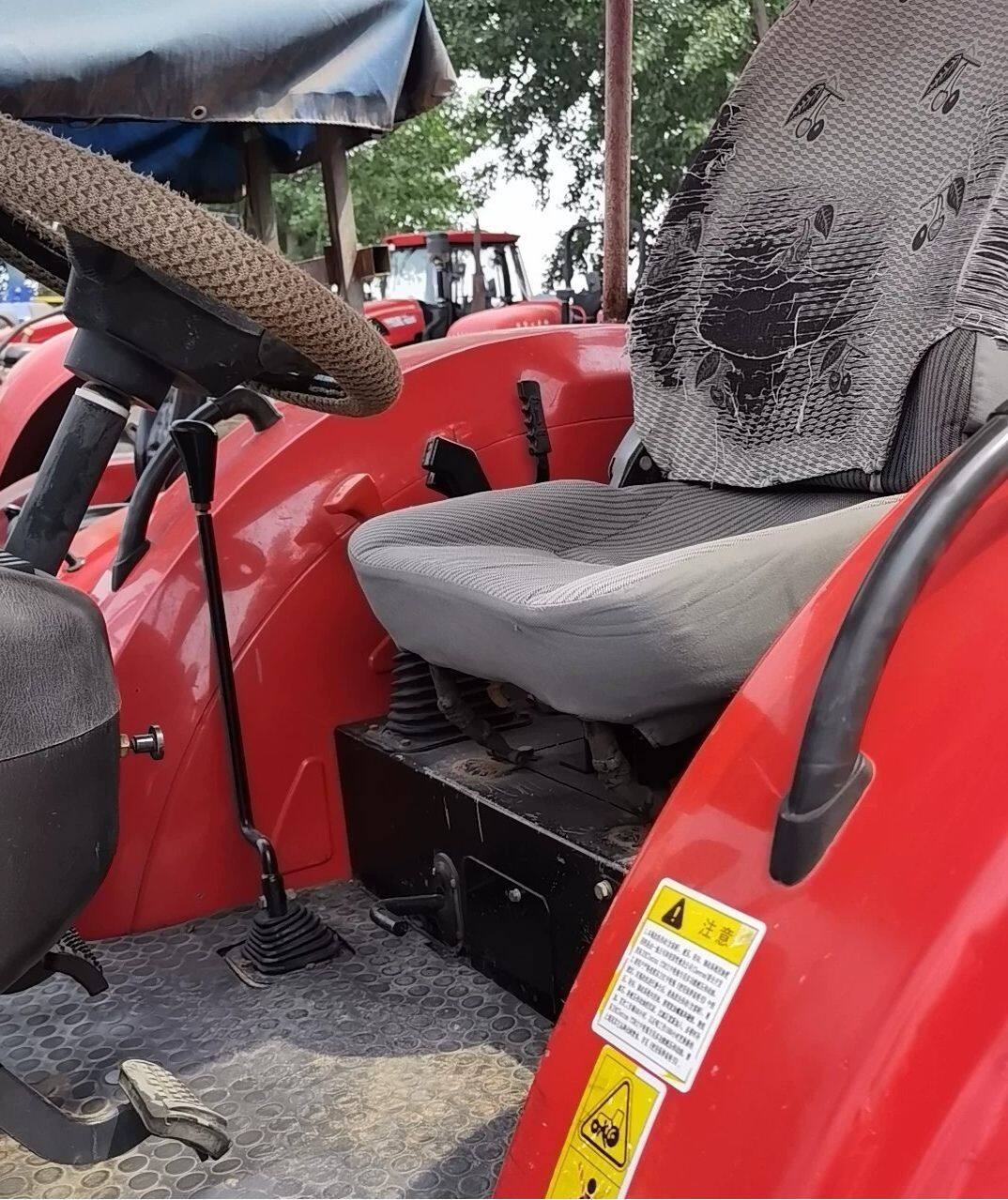 东方红MF400拖拉机