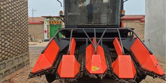 河北英虎4YZB-4F型自走式玉米收获机