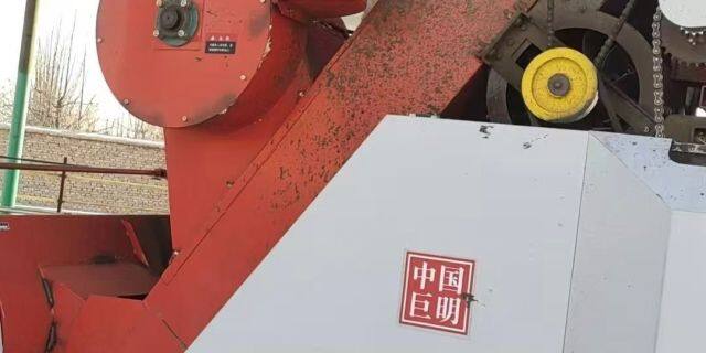 巨明履带四行玉米收割机