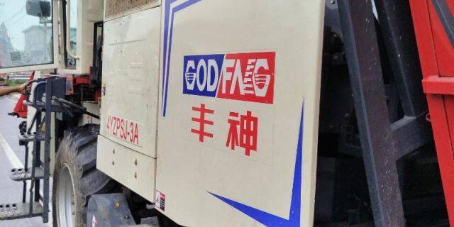 金大丰丰神玉米收割机
