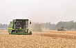 全国三夏麦收全面展开 绿色高效机收成亮点