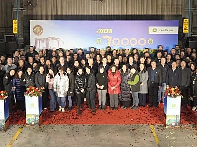 約翰迪爾天津工廠第7萬臺優質拖拉機下線交付用戶