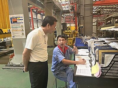 王振華到現(xiàn)代農裝開展企業(yè)文化宣講專題座談