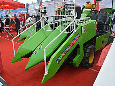 白龙4YZP-2自走式玉米收获机