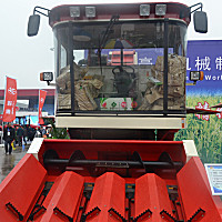 豪丰4YZ-4自走式玉米收获机