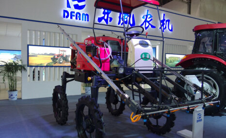 东华3WP-500自走式喷杆喷雾机
