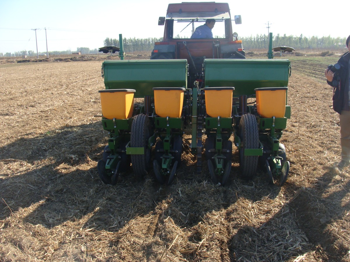 现代农装（中农机）2BJ-470B玉米免耕精量播种机