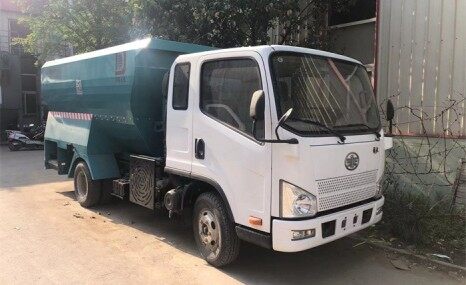 青島建多12立方自走式撒料車