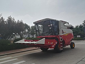 雷沃4YL-5M自走式玉米收获机
