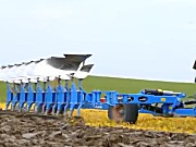 国外的春耕+地块消毒+马铃薯播种的大型机械作业视频