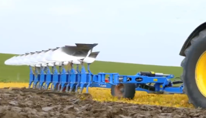 国外的春耕+地块消毒+马铃薯播种的大型机械作业视频