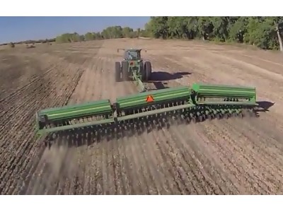 美国Great Plains大平原三段折叠重载型免耕条播机作业视频