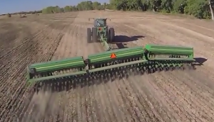 美国Great Plains大平原三段折叠重载型免耕条播机作业视频