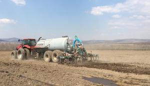 黑龙江农垦畜牧公司液肥撒播车在牡丹江8511农场作业视频