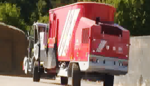 德国倍威力BVLTMR MaXimus自走型农牧机械饲料搅拌车作业视频