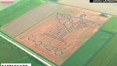 壮观！牛人用拖拉机画出巨幅基督雕像 向里约奥运致敬
