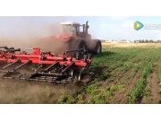 Versatile公司HHT535拖拉機(jī)配C700整地機(jī)