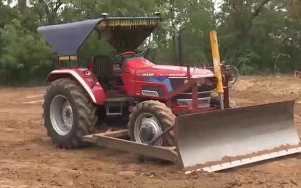马恒达NOVO系列拖拉机配套前置推土铲-作业视频