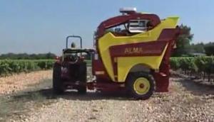 ALMA公司Selecta3牵引式葡萄收获机作业视频